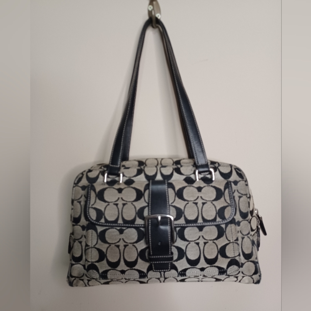 VINTAGE COACH SHOULDER HANDBAG.